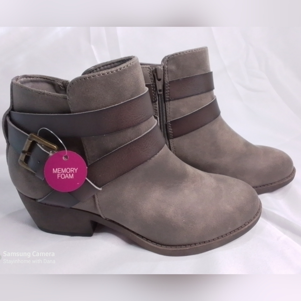 NEW SO Woman’s Taupe Grey Strap Buckle Ankle Boots Booties 7.5